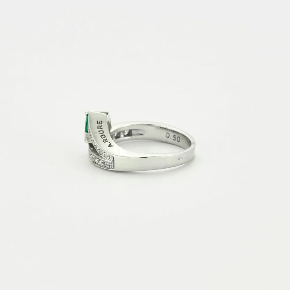 Bague or blanc sertie d’une émeraude poire et diamants