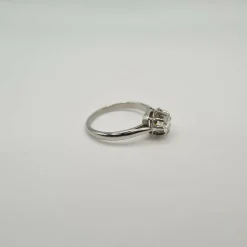 Bague or blanc sertie d'un diamant