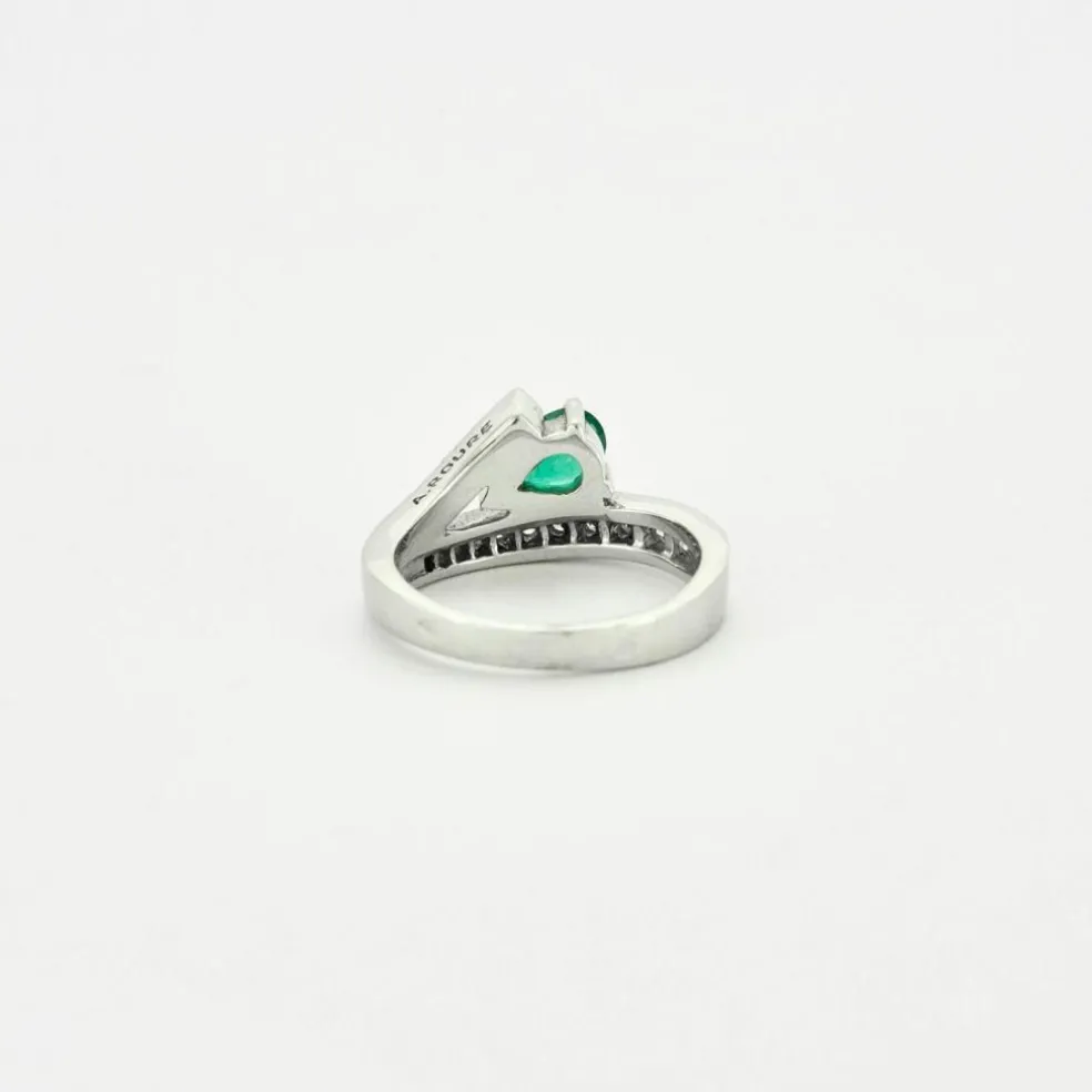 Bague or blanc sertie d’une émeraude poire et diamants