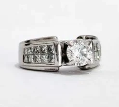 Bague or blanc solitaire accompagné