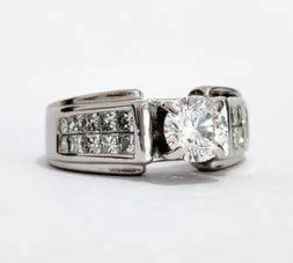 Bague or blanc solitaire accompagné