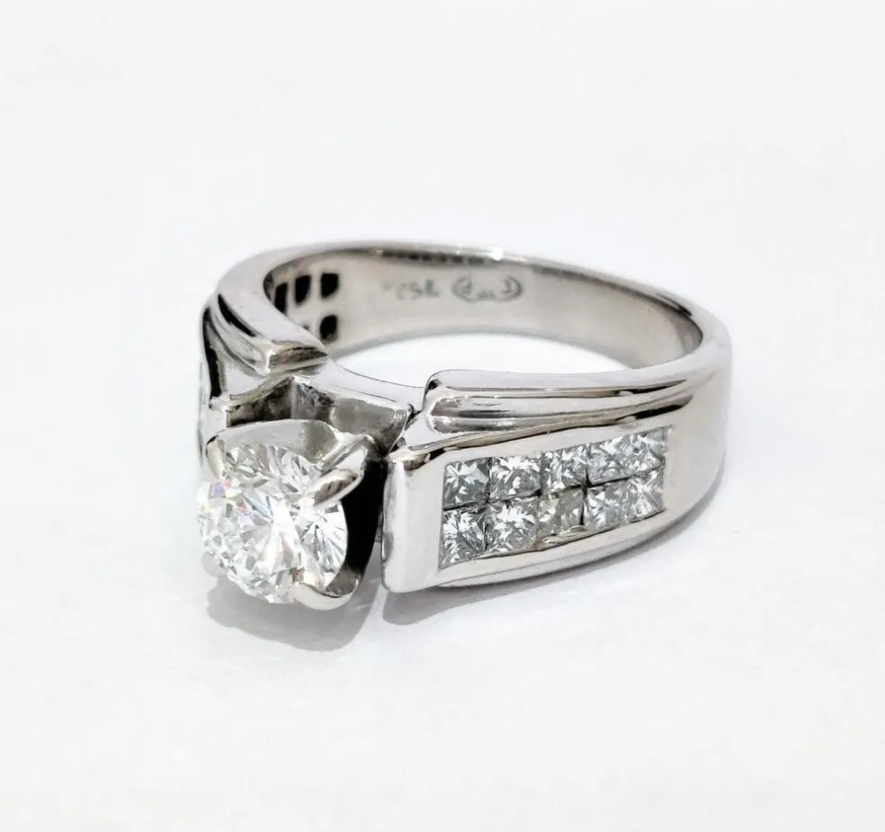 Bague or blanc solitaire accompagné
