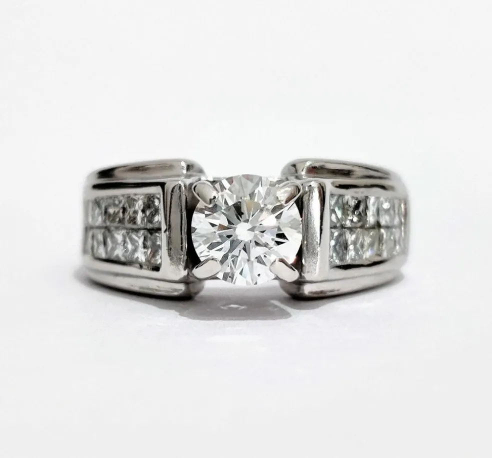 Bague or blanc solitaire accompagné