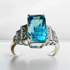 Bague or blanc zircon bleu naturel 4.60 carats diamants