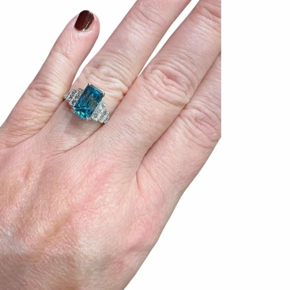 Bague or blanc zircon bleu naturel 4.60 carats diamants