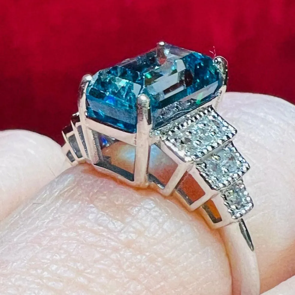 Bague or blanc zircon bleu naturel 4.60 carats diamants