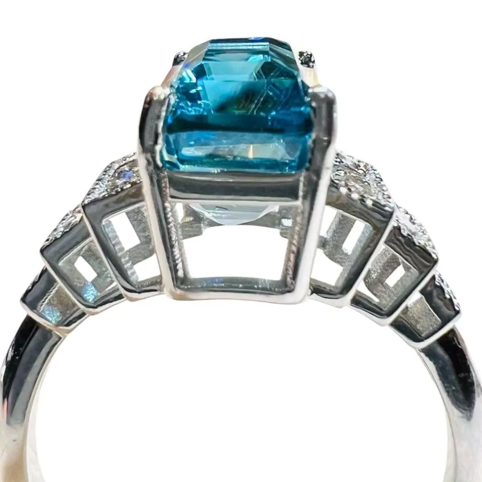 Bague or blanc zircon bleu naturel 4.60 carats diamants