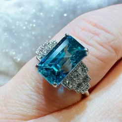 Bague or blanc zircon bleu naturel 4.60 carats diamants