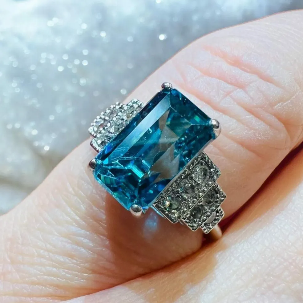 Bague or blanc zircon bleu naturel 4.60 carats diamants