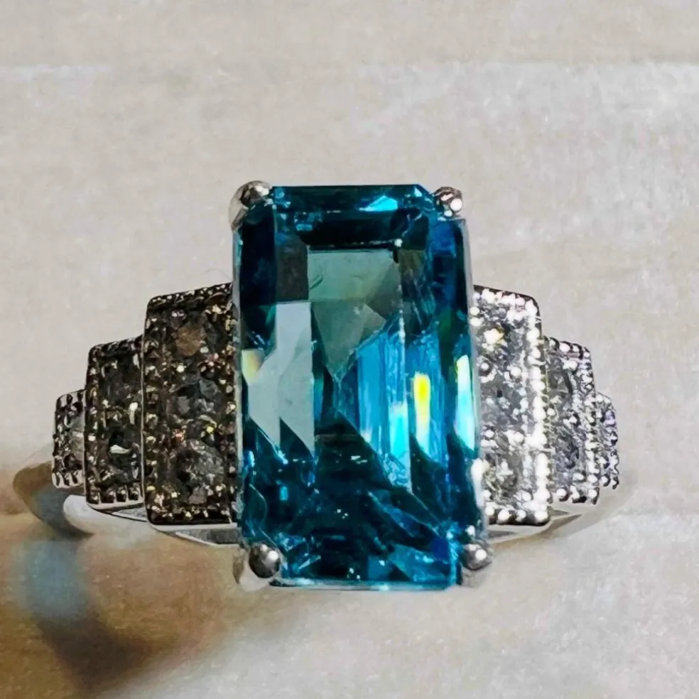 Bague or blanc zircon bleu naturel 4.60 carats diamants