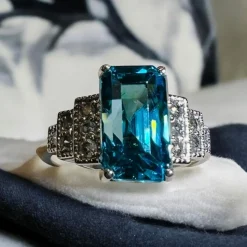 Bague or blanc Zyrcon Bleu naturel 4.60 carats et diamants