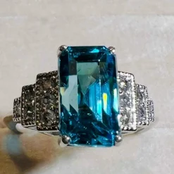 Bague or blanc Zyrcon Bleu naturel 4.60 carats et diamants
