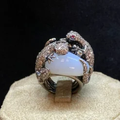 Bague or foncé calcédoine, onyx et diamant salamandre