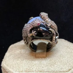 Bague or foncé calcédoine, onyx et diamant salamandre