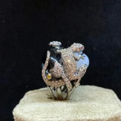 Bague or foncé calcédoine, onyx et diamant salamandre