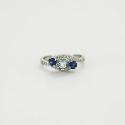 Bague or gris, aigue-marine, saphirs et diamants