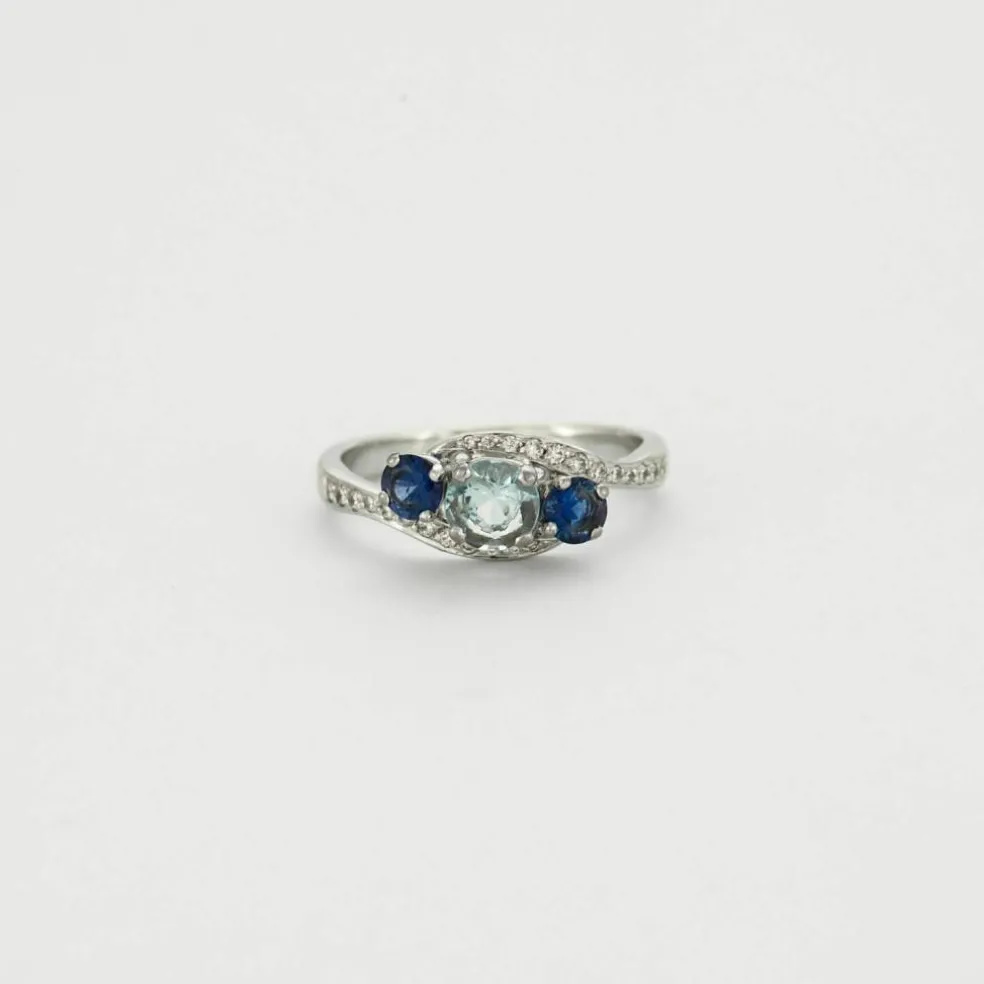 Bague or gris, aigue-marine, saphirs et diamants