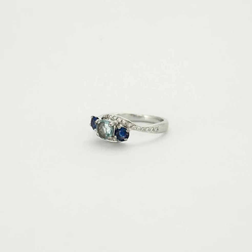 Bague or gris, aigue-marine, saphirs et diamants