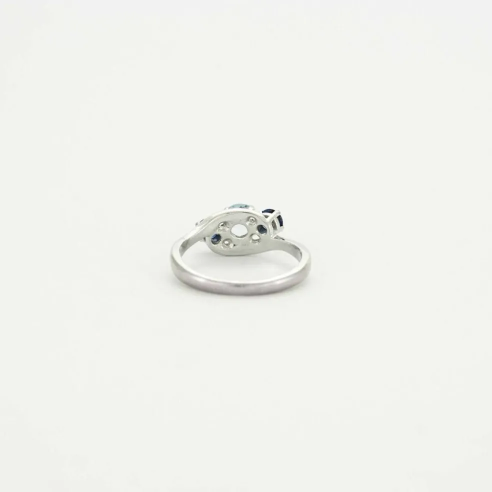 Bague or gris, aigue-marine, saphirs et diamants