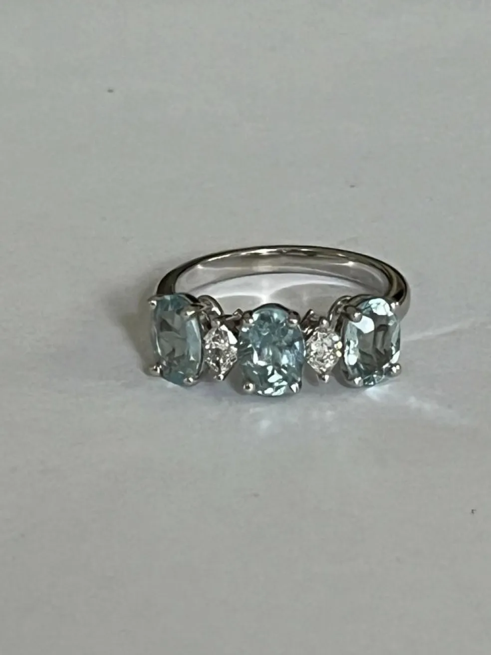 Bague or gris aigues-marines diamants