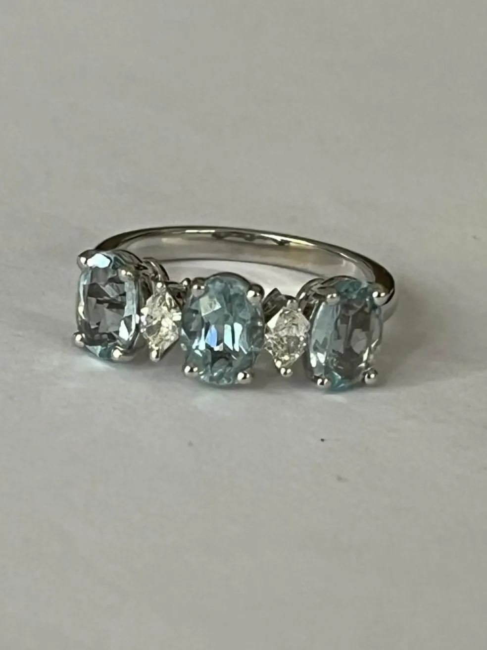 Bague or gris aigues-marines diamants