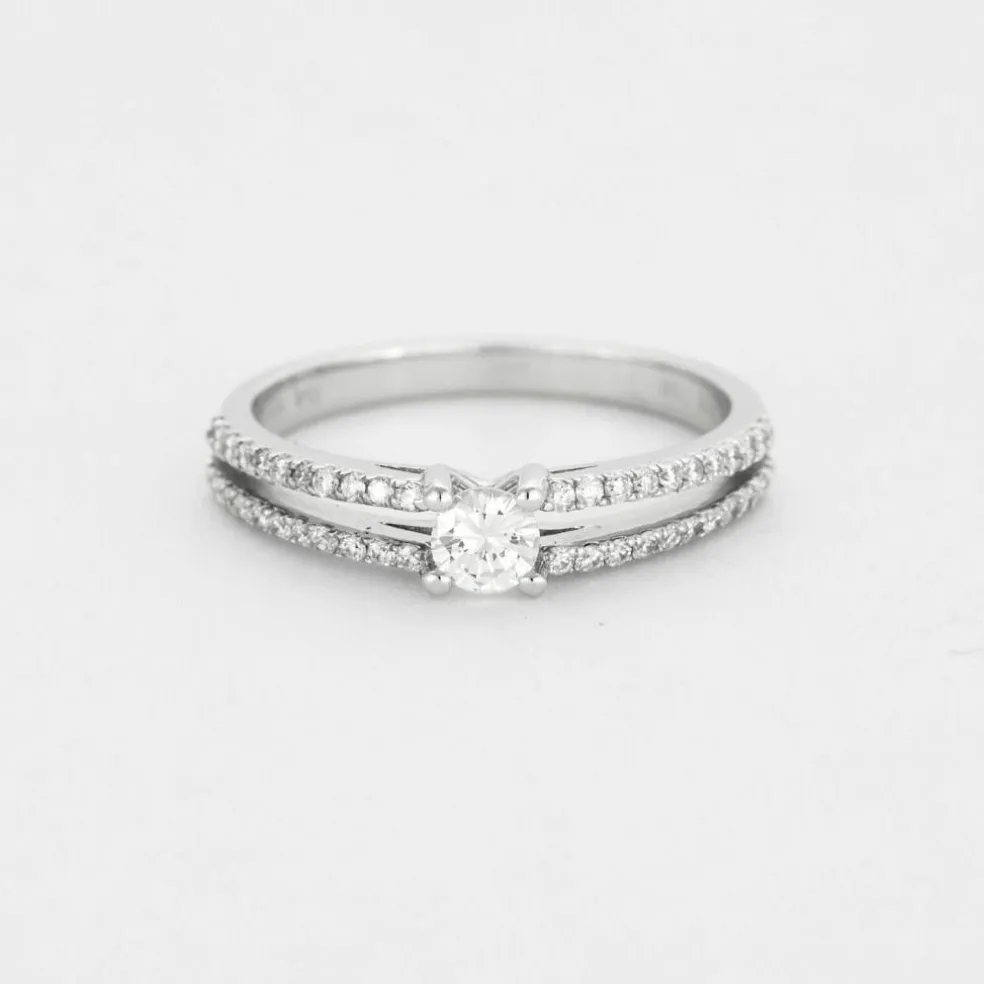 Bague or gris diamant style solitaire