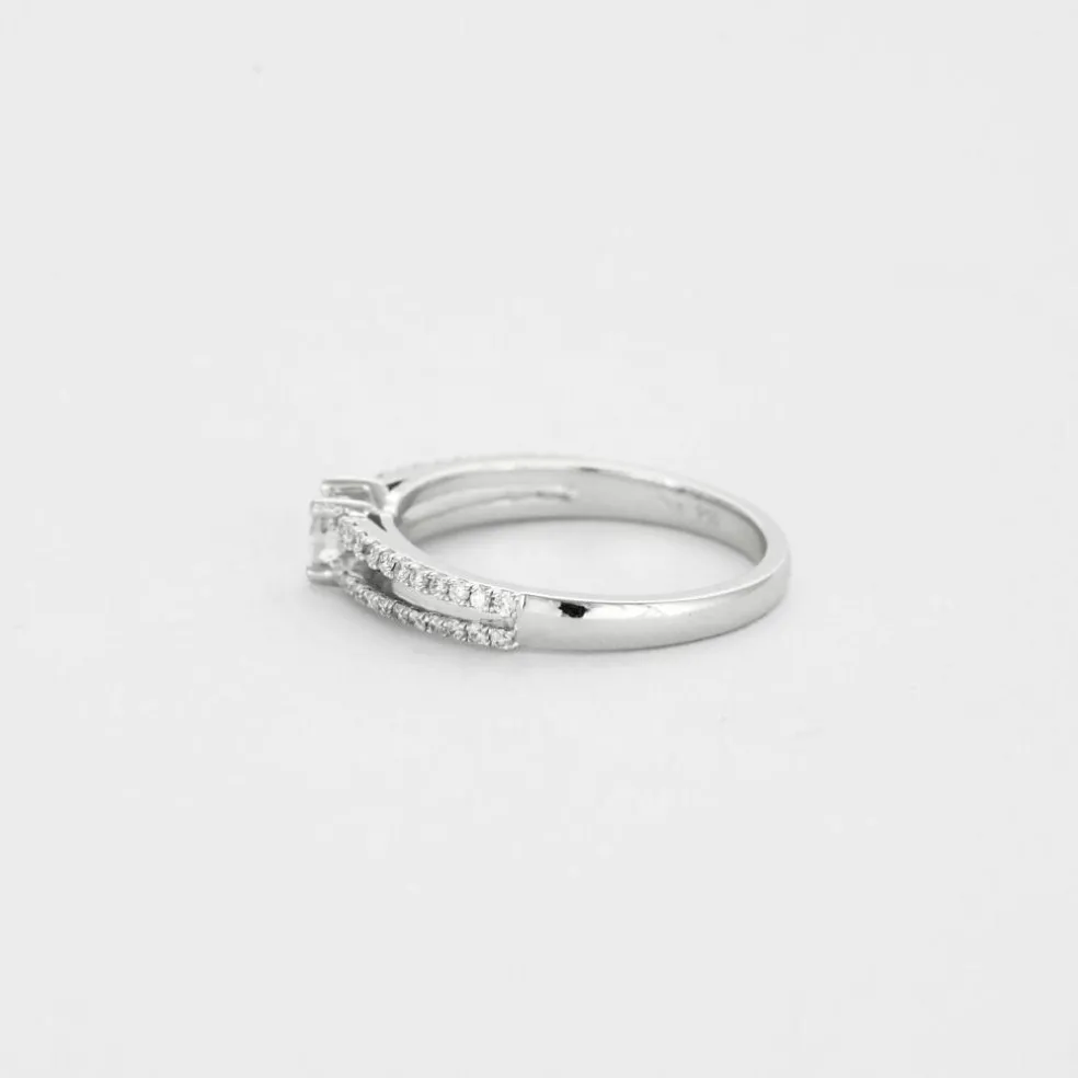 Bague or gris diamant style solitaire