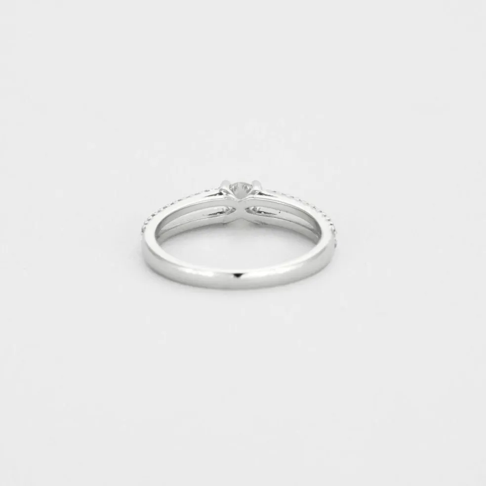 Bague or gris diamant style solitaire