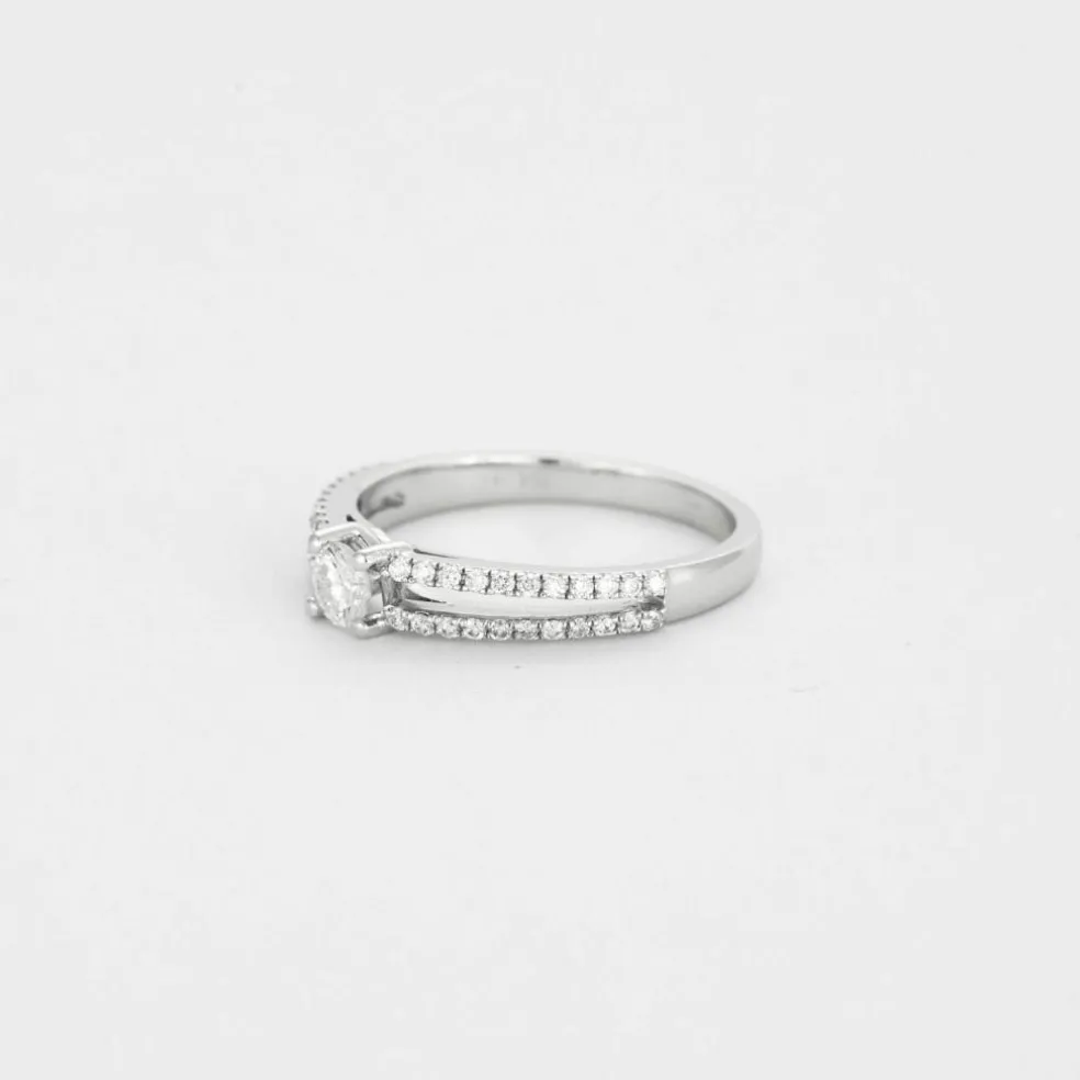 Bague or gris diamant style solitaire