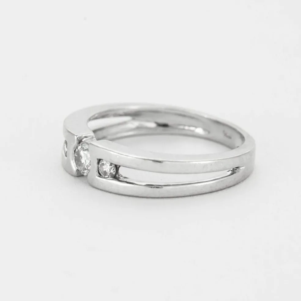 Bague or gris et diamants