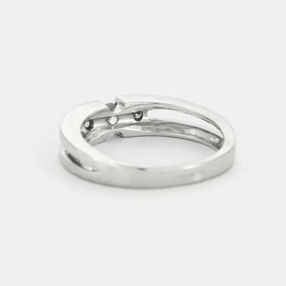 Bague or gris et diamants