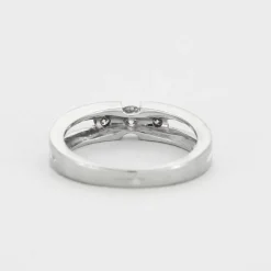 Bague or gris et diamants