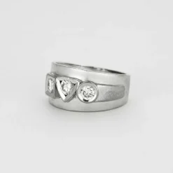 Bague or gris et diamants
