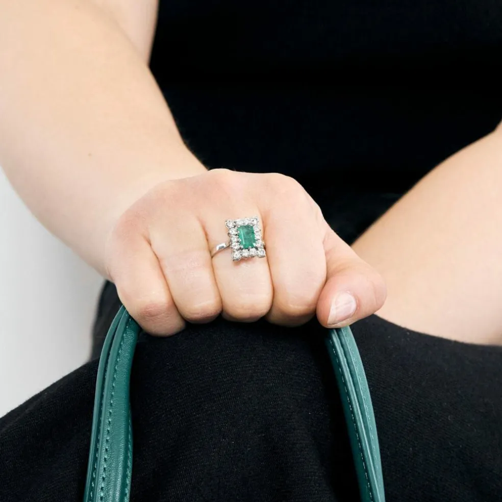 Bague or gris, émeraude et diamants