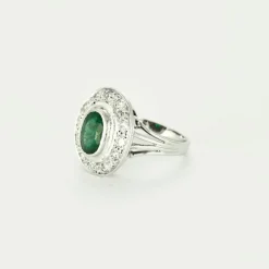 Bague or gris, émeraude et diamants
