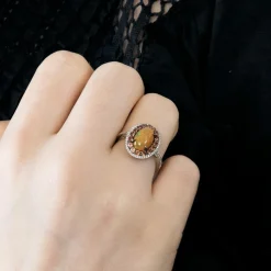 Bague or gris, opale de feu, saphirs orange et diamants
