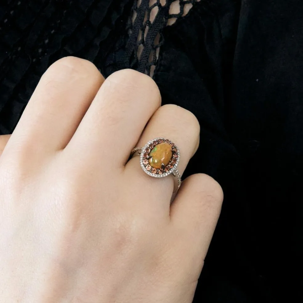 Bague or gris, opale de feu, saphirs orange et diamants