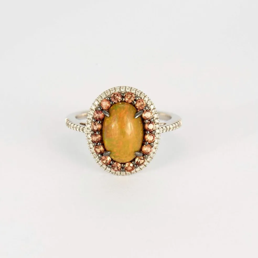 Bague or gris, opale de feu, saphirs orange et diamants