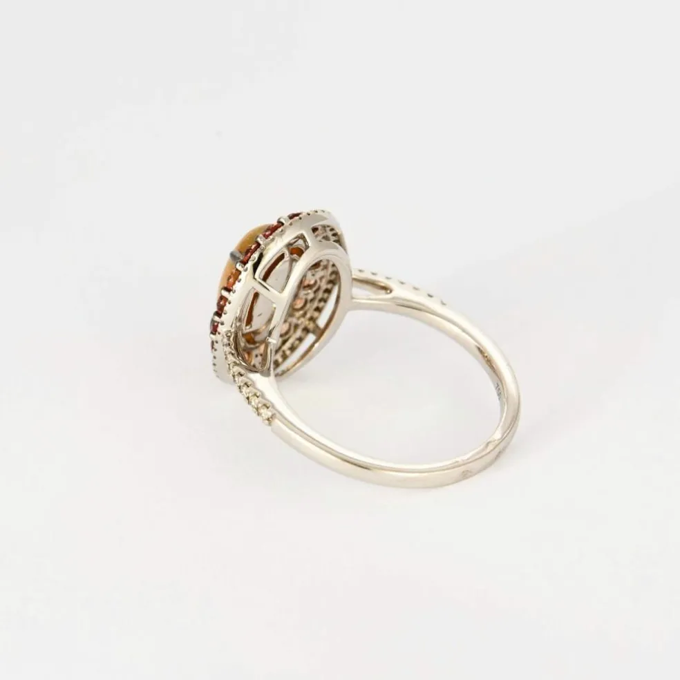 Bague or gris, opale de feu, saphirs orange et diamants