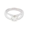 Bague or gris ornée d'un diamant taille moderne
