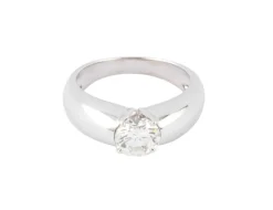 Bague or gris ornée d'un diamant taille moderne