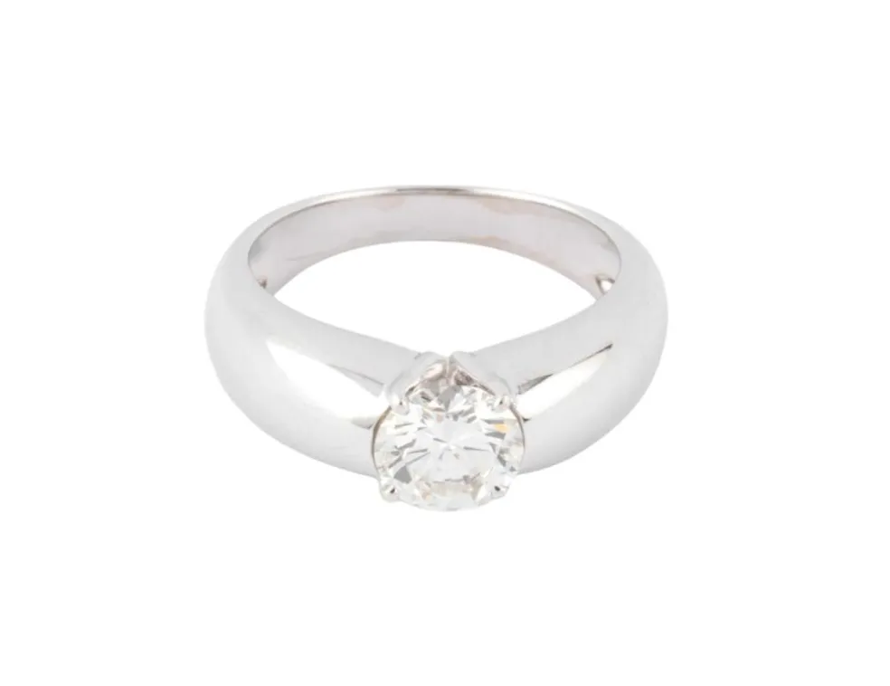 Bague or gris ornée d'un diamant taille moderne