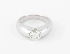 Bague or gris ornée d'un diamant taille moderne