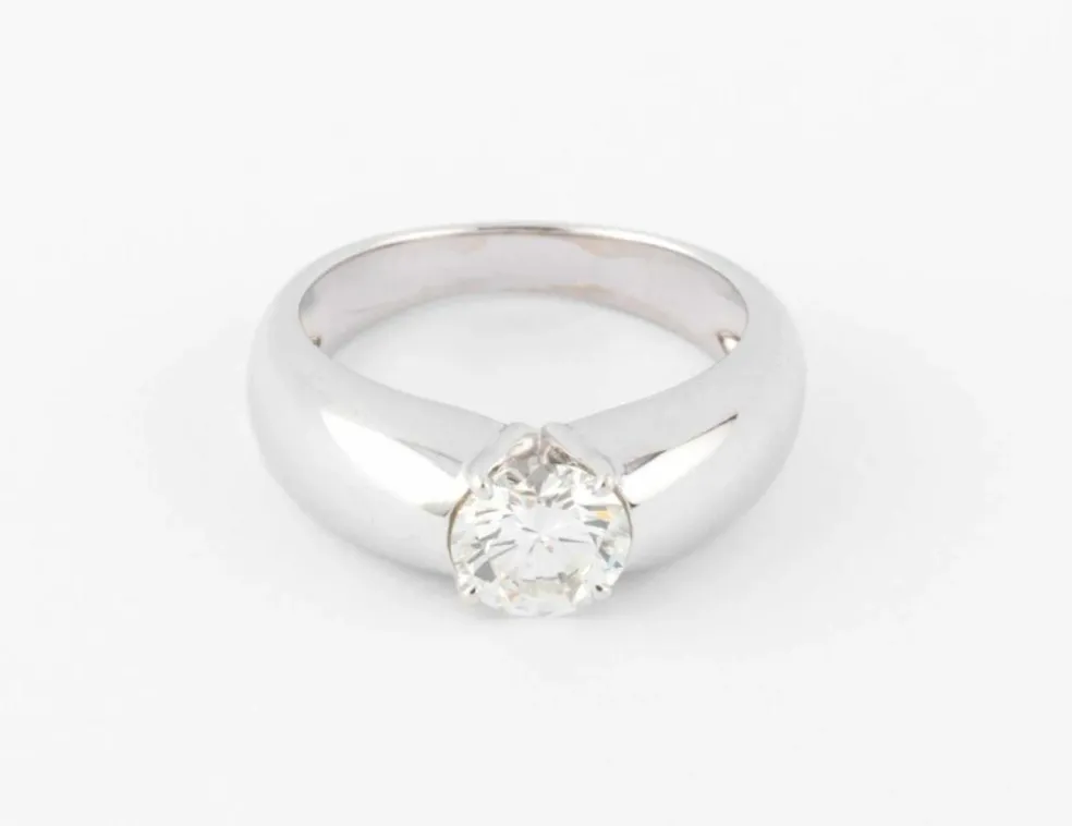 Bague or gris ornée d'un diamant taille moderne