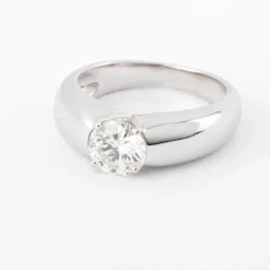 Bague or gris ornée d'un diamant taille moderne