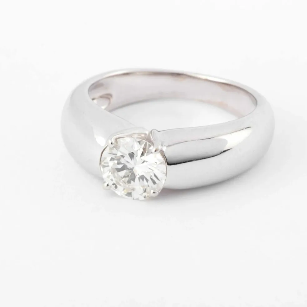 Bague or gris ornée d'un diamant taille moderne
