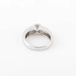 Bague or gris ornée d'un diamant taille moderne