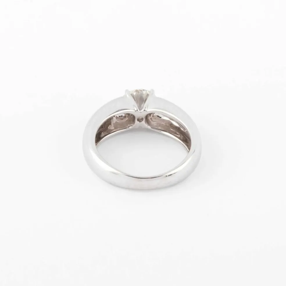 Bague or gris ornée d'un diamant taille moderne
