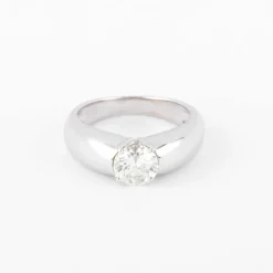Bague or gris ornée d'un diamant taille moderne