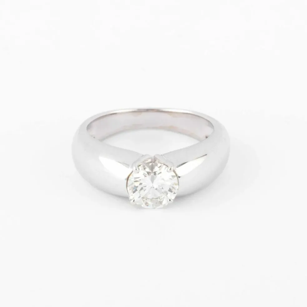 Bague or gris ornée d'un diamant taille moderne